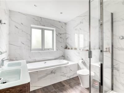 Luxuriously Appointed En-Suite Bathroom